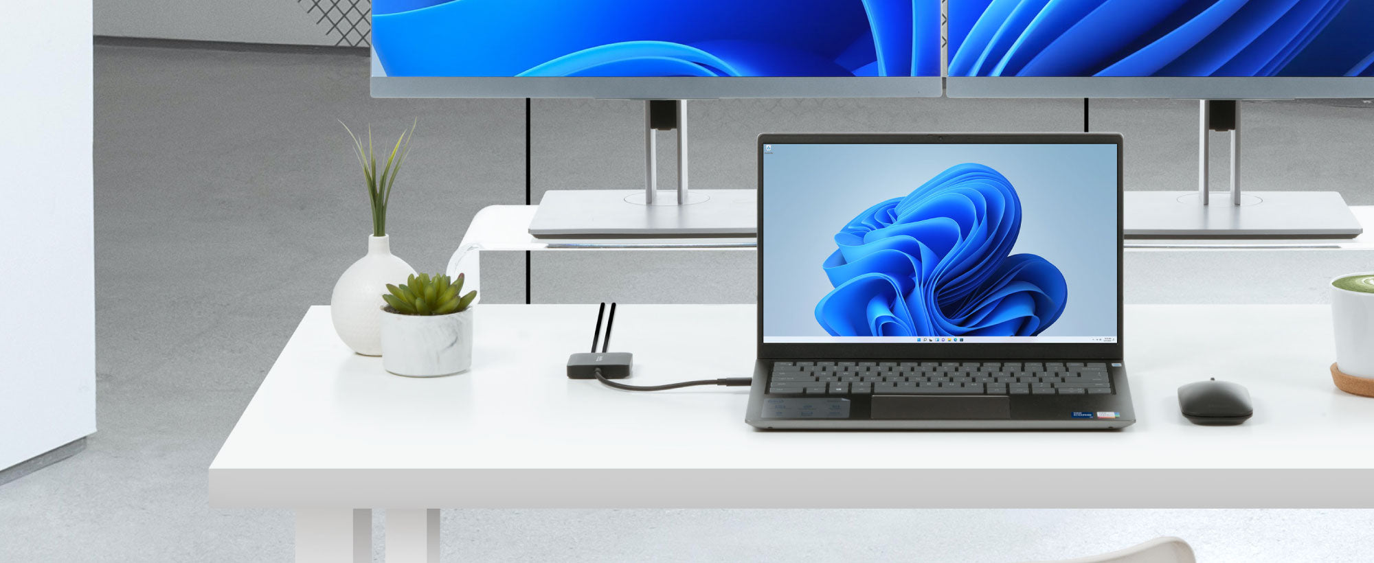 Image of a laptop connecting two displays using the USBC-MSTH2.