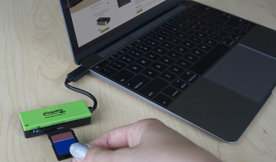 Image of the Plugable USB-C Flash Memory Card Reader in use